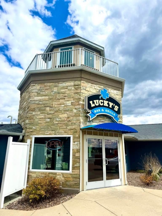 Lucky’s Bar & Grille on the Lake